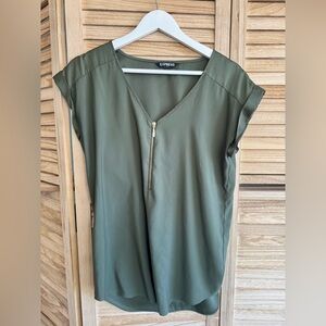 EXPRESS V-Neck Silky Zip Front Gramercy Tee Blouse in Olive Green, Medium